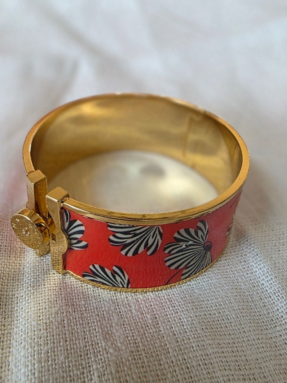 Enameled hinged bracelet